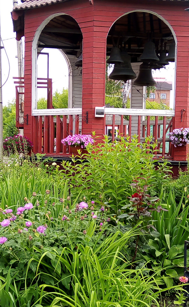 Цветники на территории храма