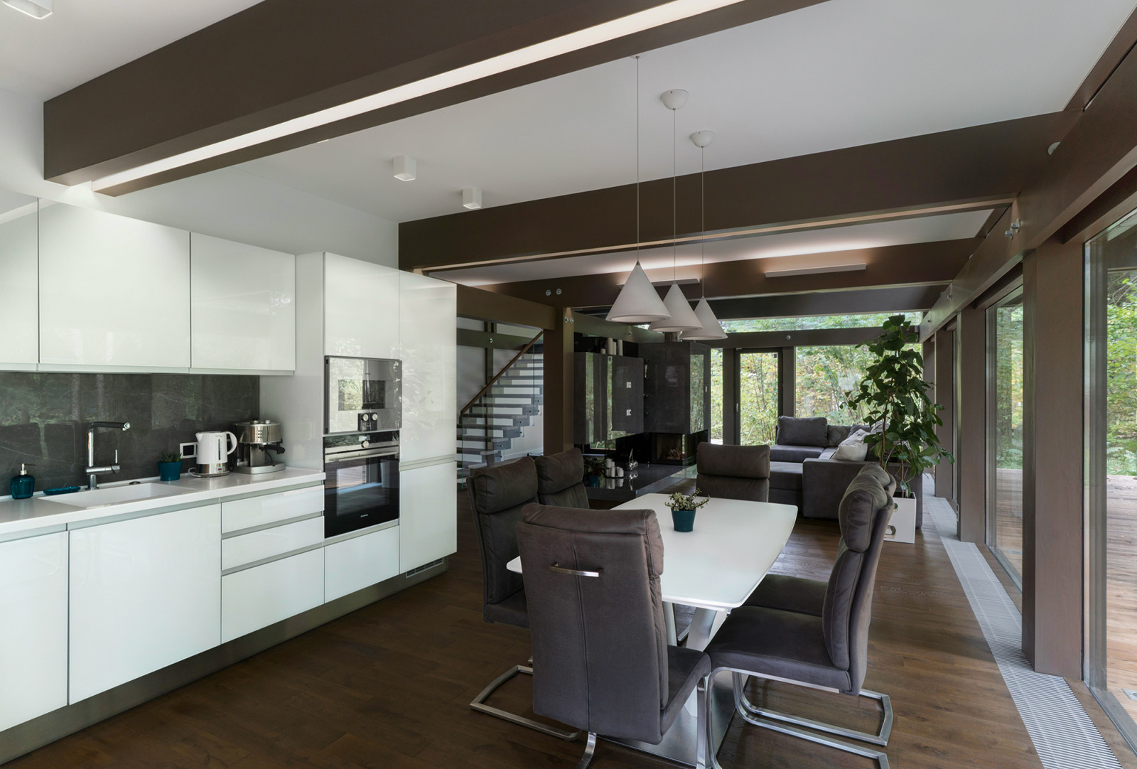 Дом по проекту Альпы 280м² с панорамным остеклением и вторым светом