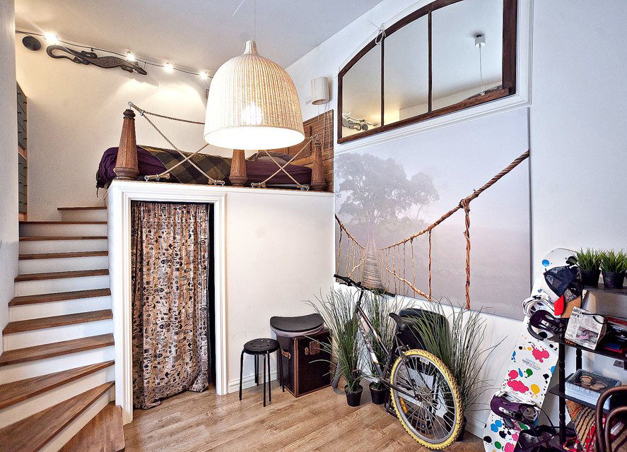 Двухъярусная квартира с кирпичной кладкой, антикварными деталями и секретным бал