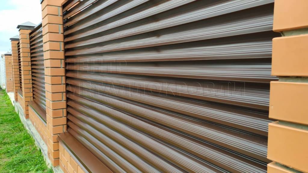 Забор жалюзи из металлического штакетника (евроштакетника)