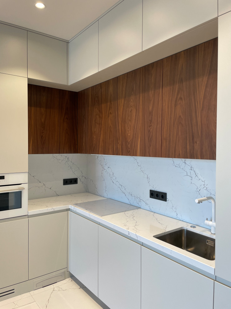 Кухня с фасадами МДФ и шпоном американского ореха