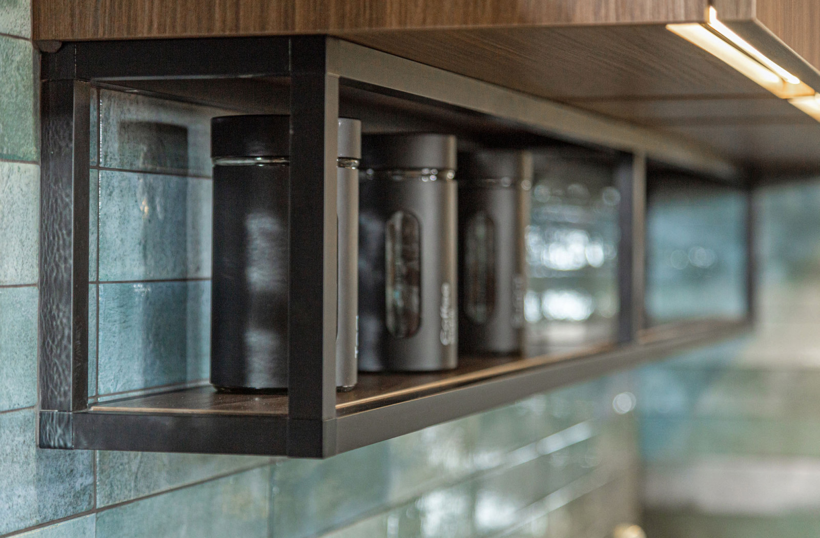 Современная кухня в стиле эко и лофт. Полки