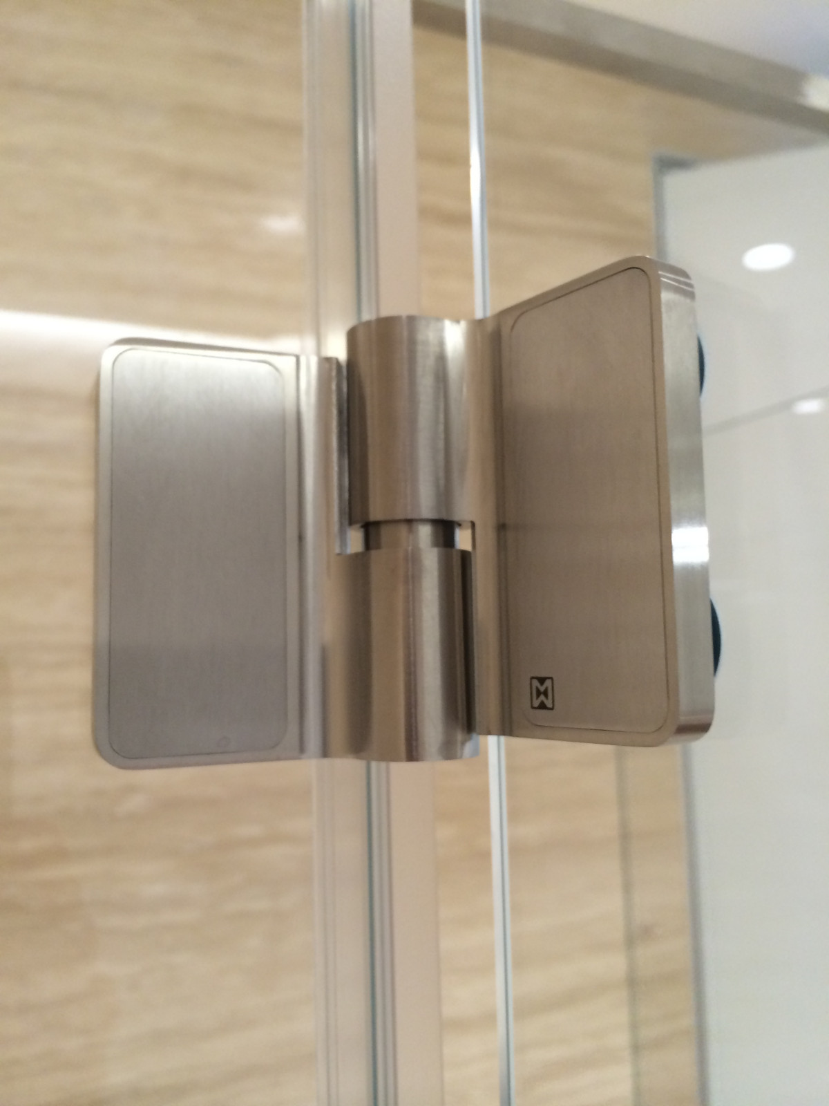 Фоновое изображение профиля DeHaus -  цельностеклянные конструкции н перегородки и душевы