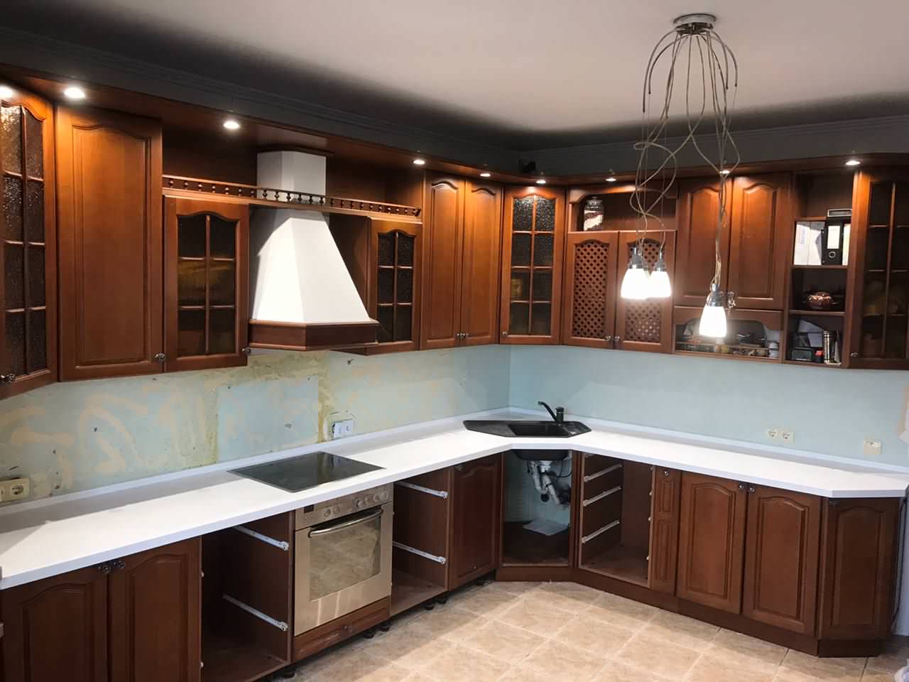 Столешницы из искусственного камня для просторной кухни