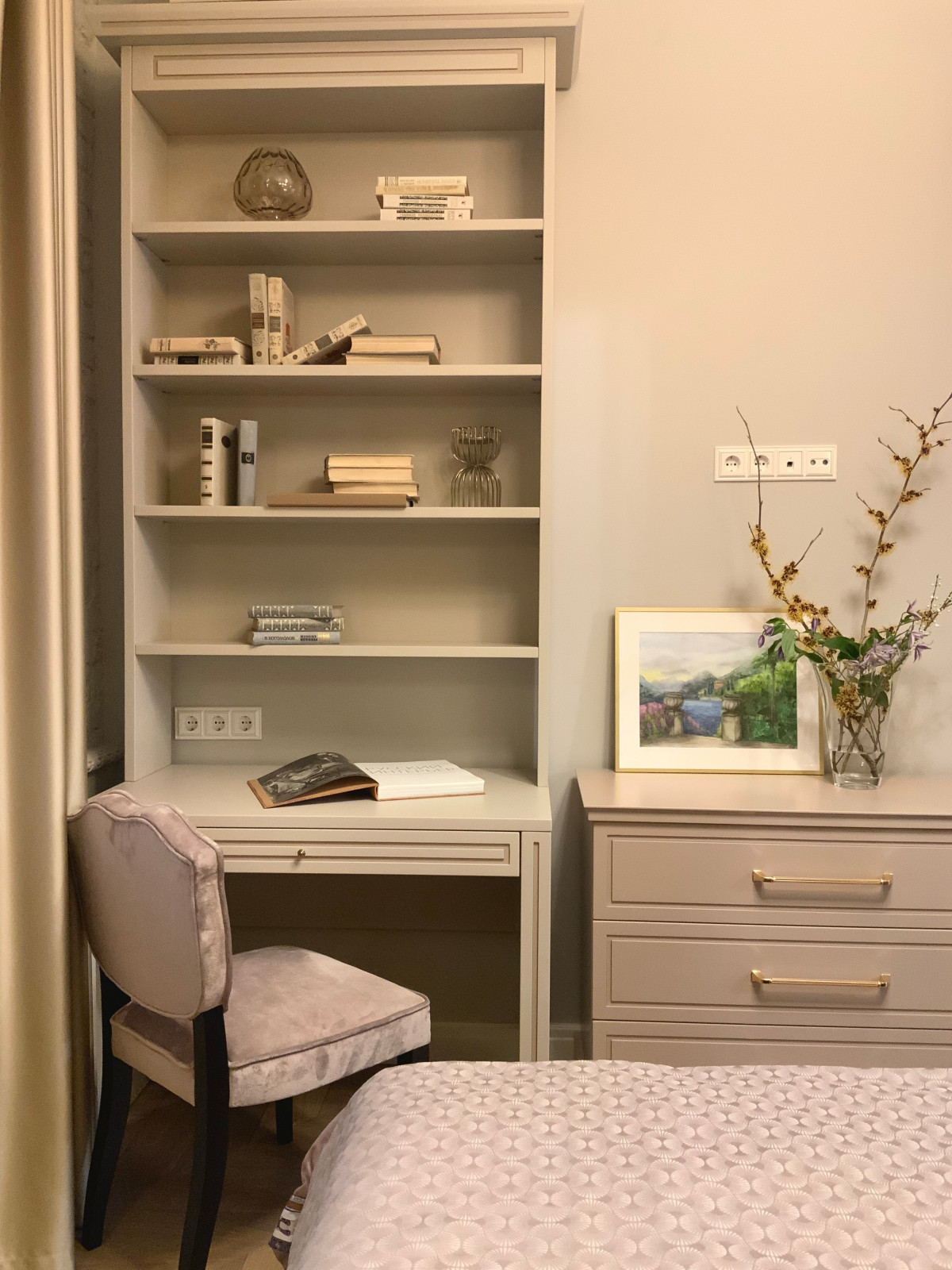 Фото серой спальни в классическом стиле