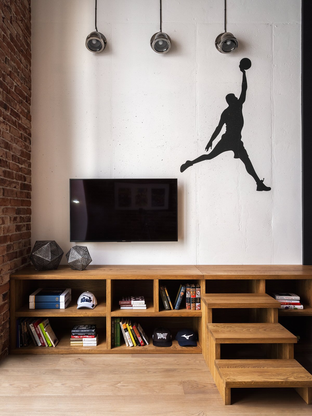 Houzz тур: Лофт в двухэтажной квартире с мопедом под лестницей