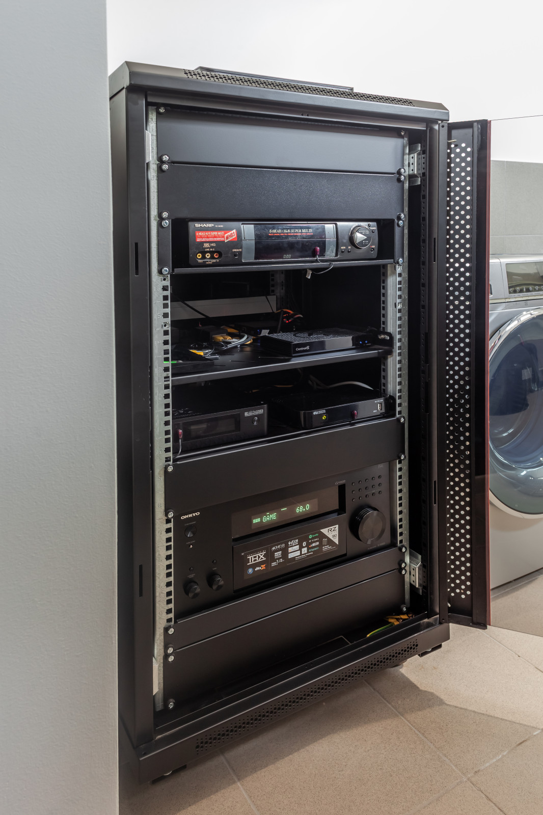 Гостевой домик с домашним кинотеатром в стиле лофт.