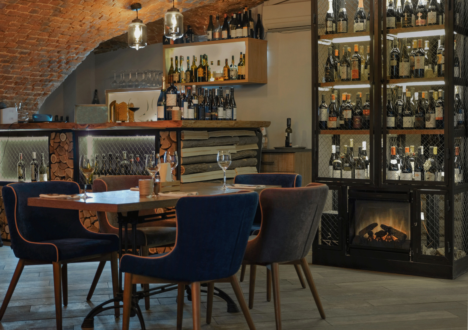 Винный погреб с барной стойкой из дров и камином