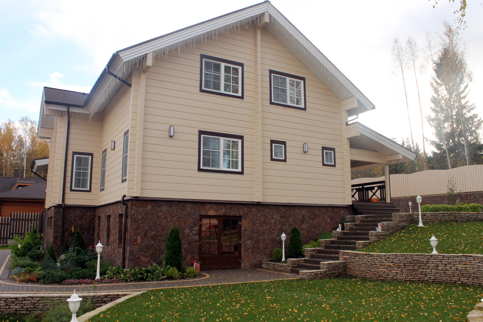 Дом из кирпича в Охтинском парке