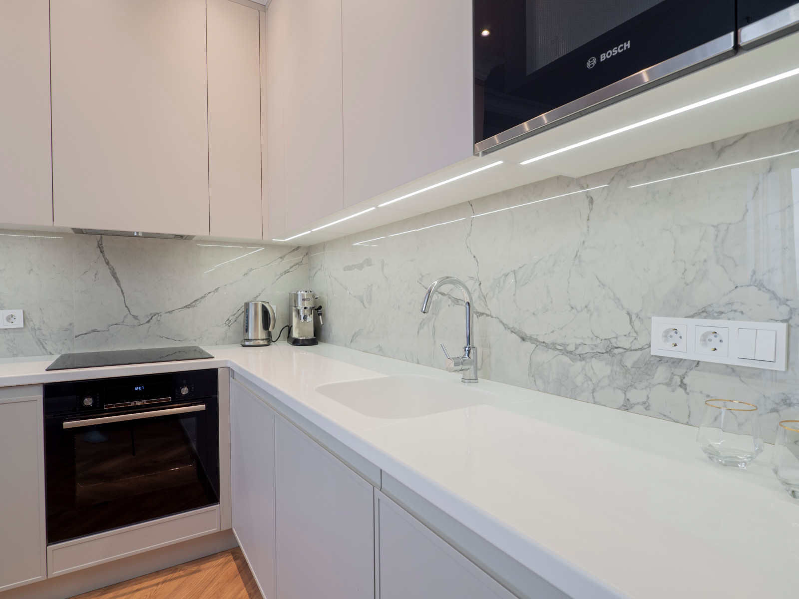 Белая кухня в стиле минимализм