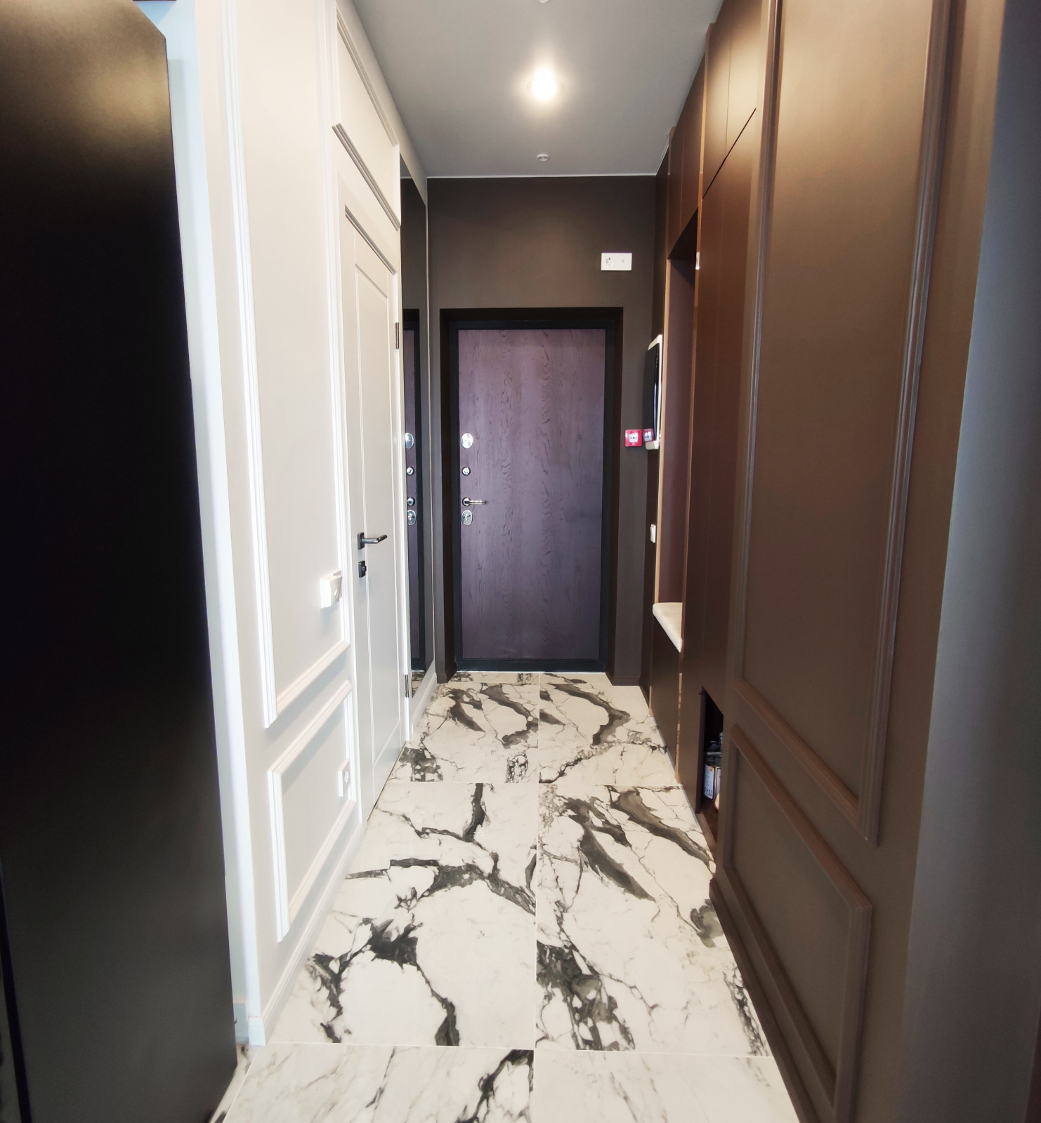 Прихожая с керамогранитом под мрамор на полу