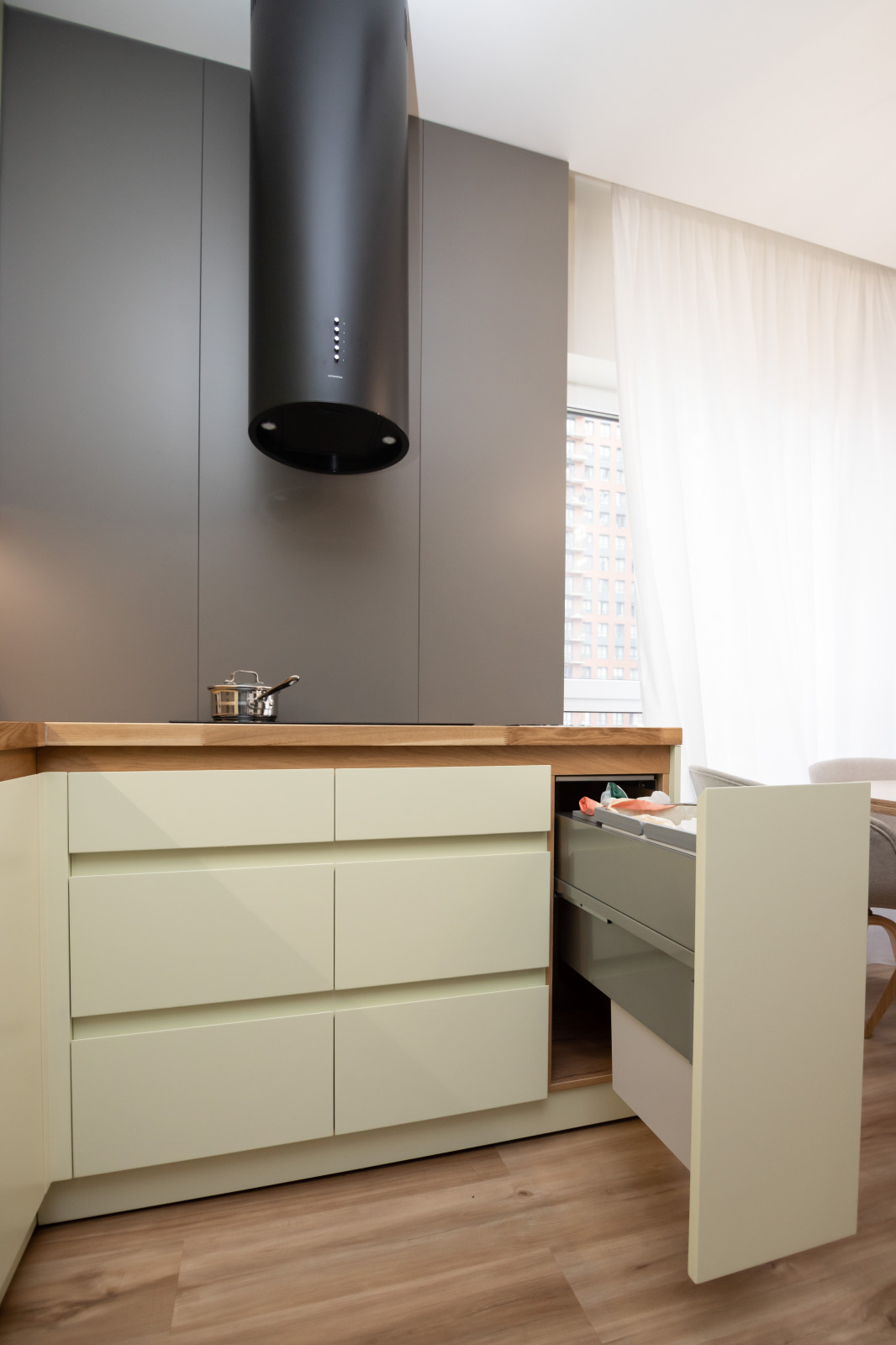 Компактная кухня-прихожая в современном стиле