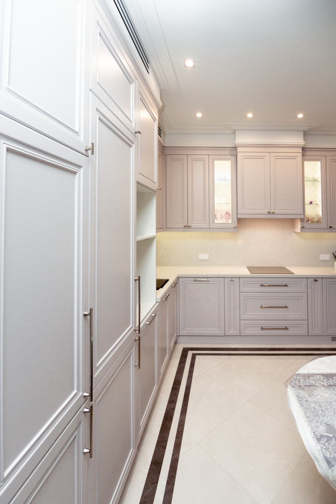 Нежно-серая кухня в неоклассическом стиле