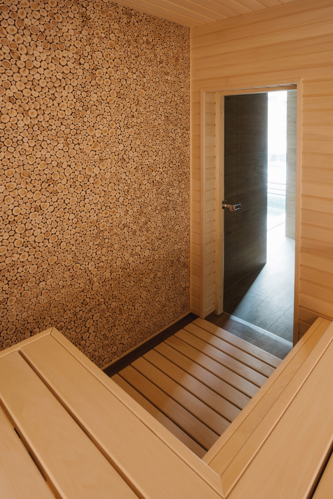 Сауна с можжевеловым панно.