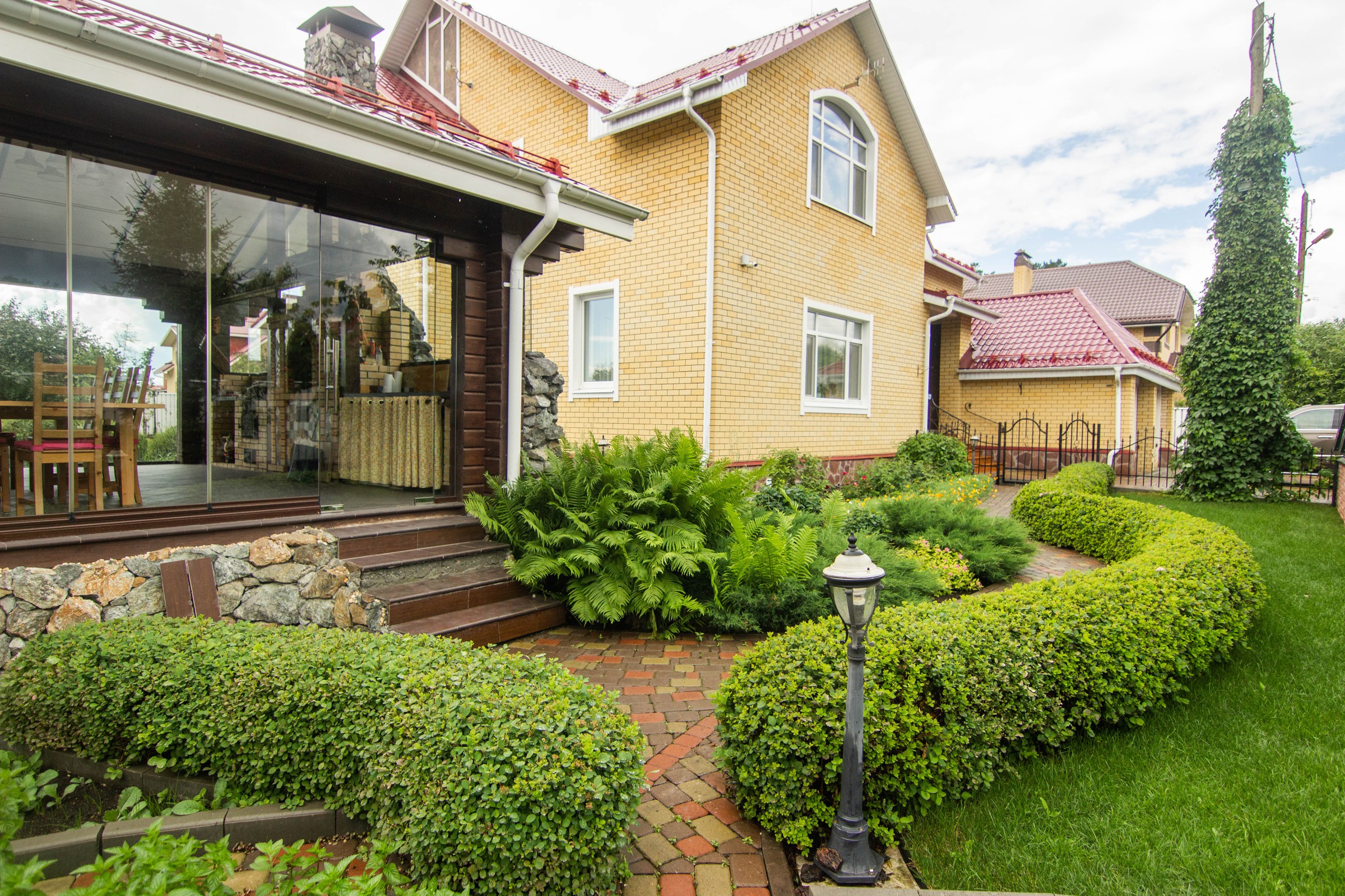 Сад с зеленой крышей