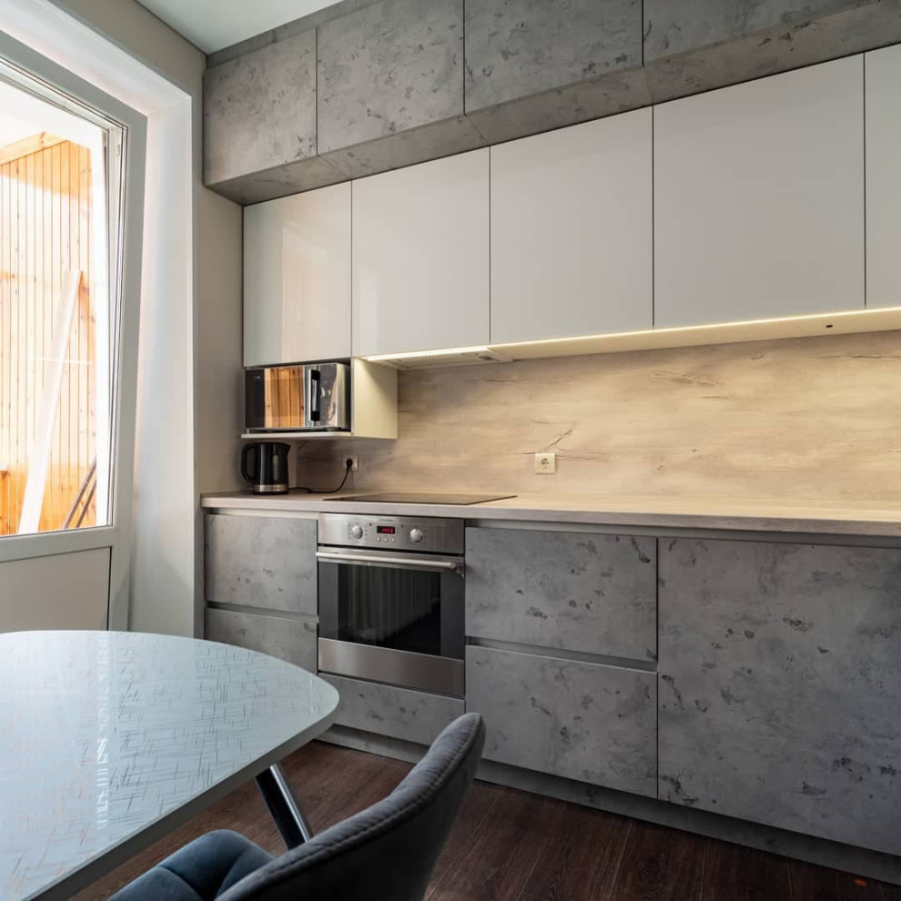 Угловая встроенная кухня с белыми глянцевыми и каменными фасадами