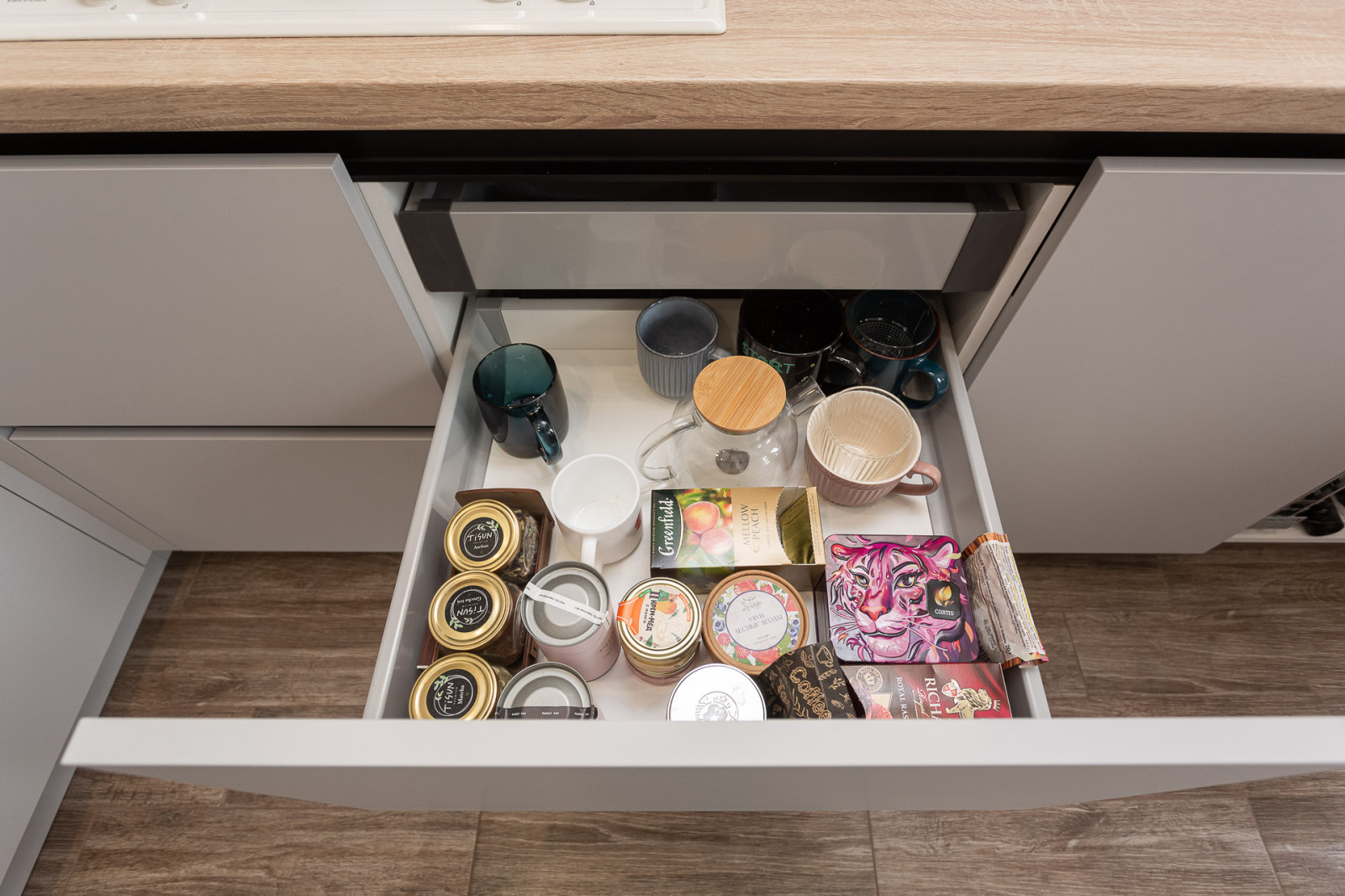 Серая комбинированная кухня в современном стиле