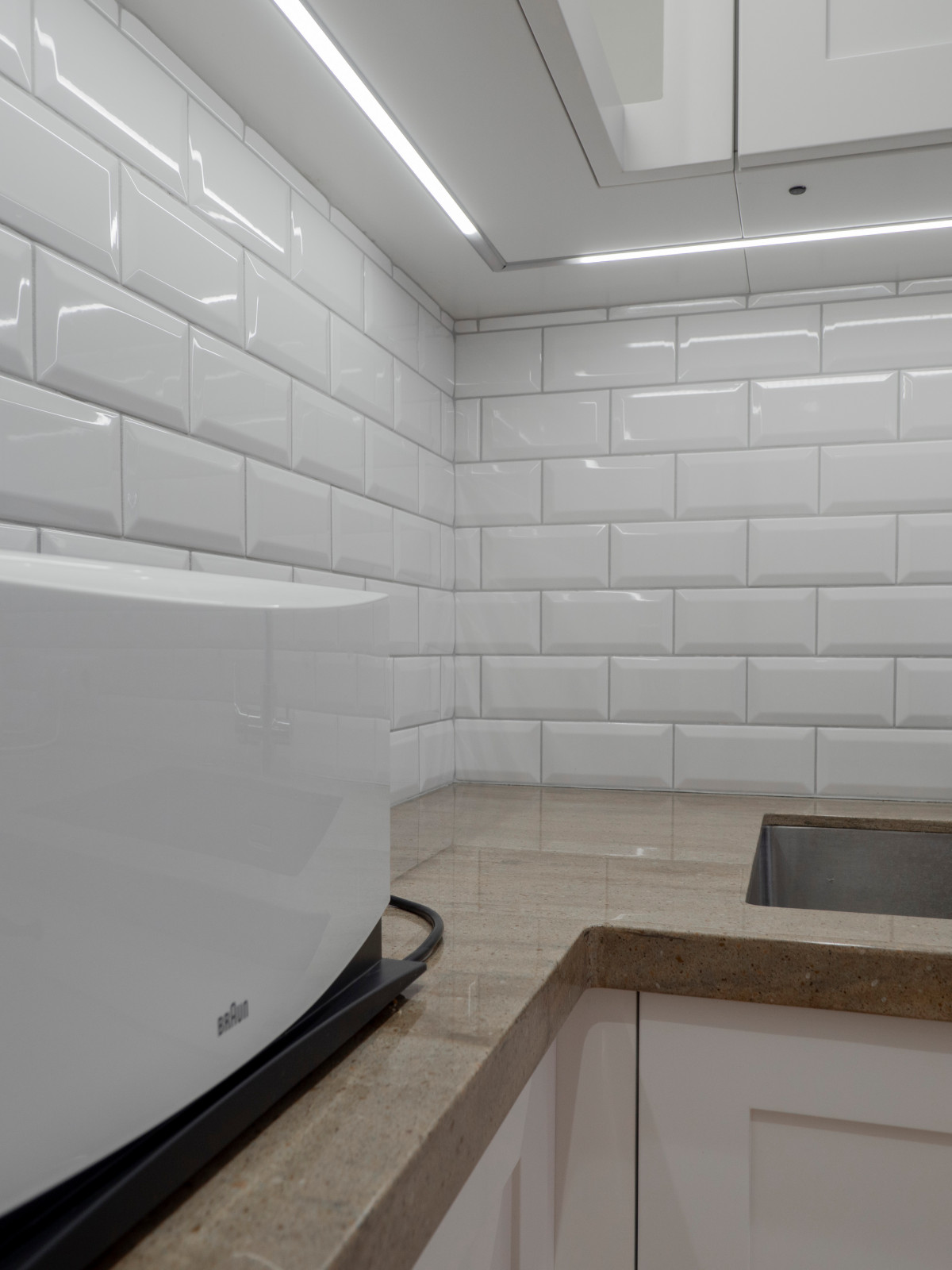 Стильная неоклассическая кухне в белом цвете