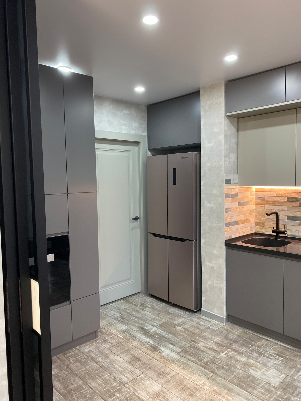 Кухня в стиле минимализм с антресолями