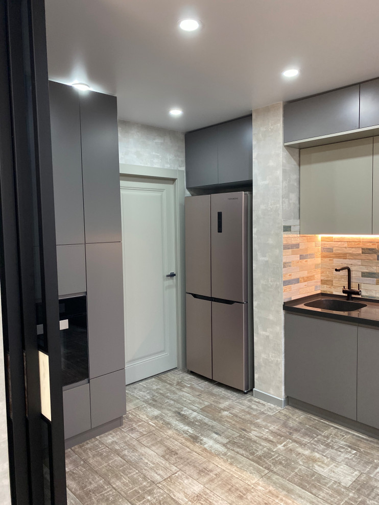 Кухня в стиле минимализм с антресолями