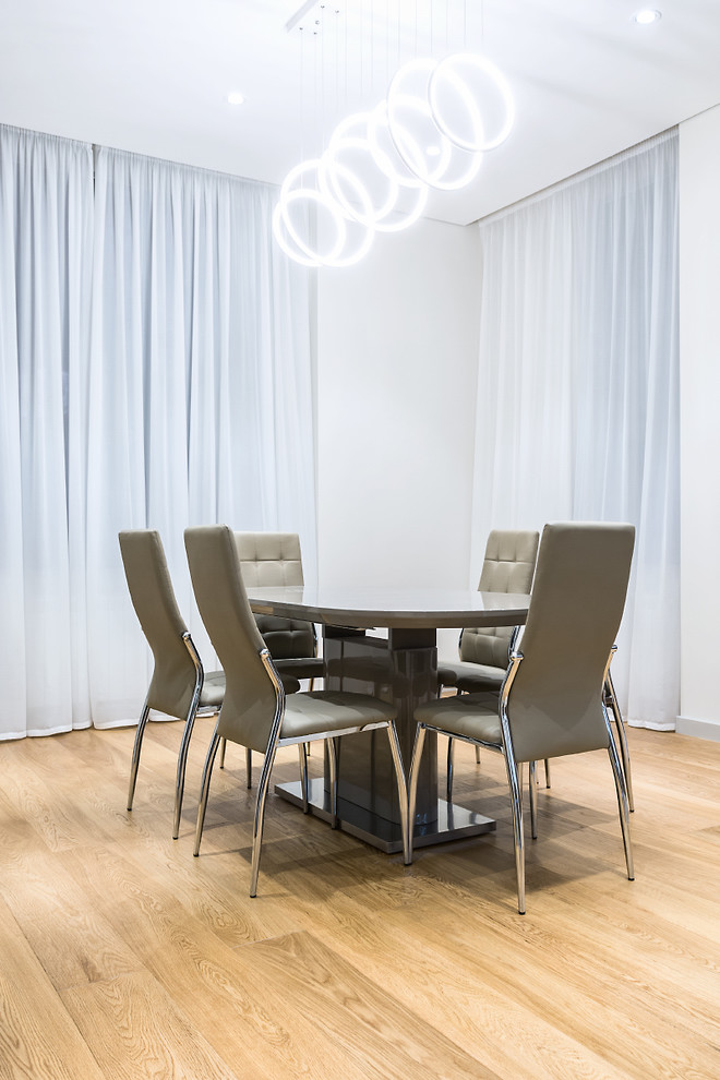 Просторная квартира с 2 спальнями в серых тонах.