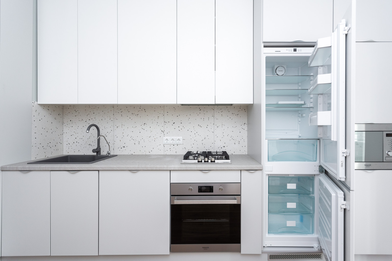 Матовая белая современная кухня