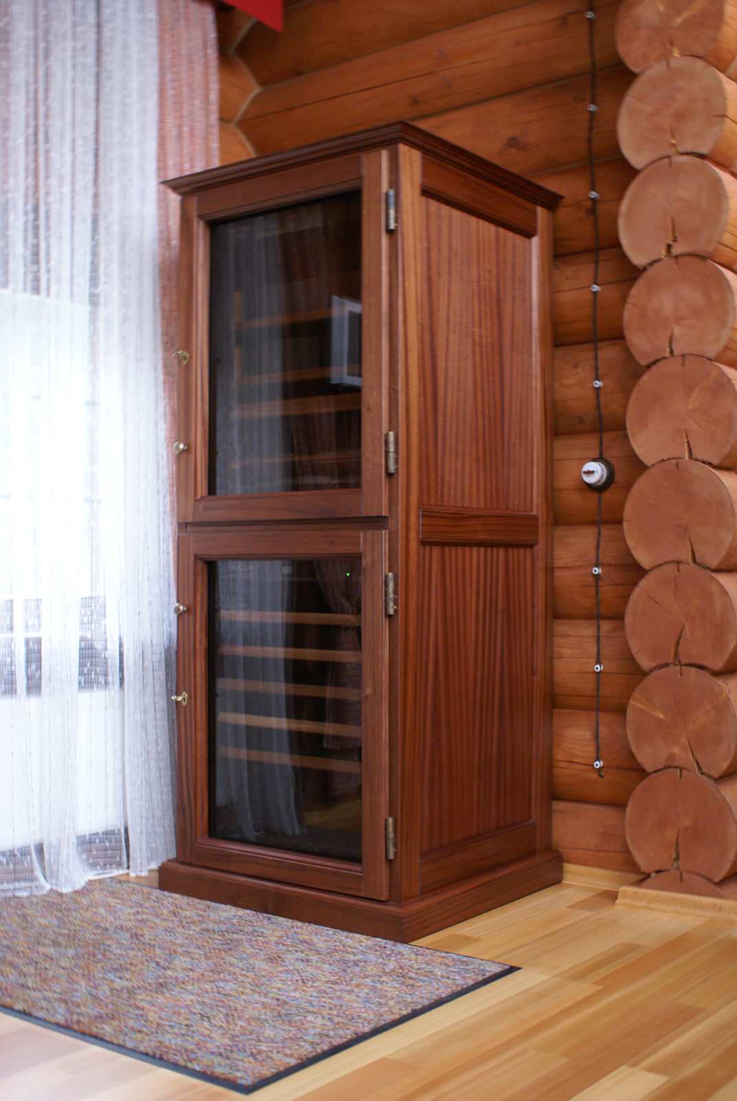 Винный шкаф с хьюмидором из красного дерева / Mahogany Wine Cabinet & Humidor.