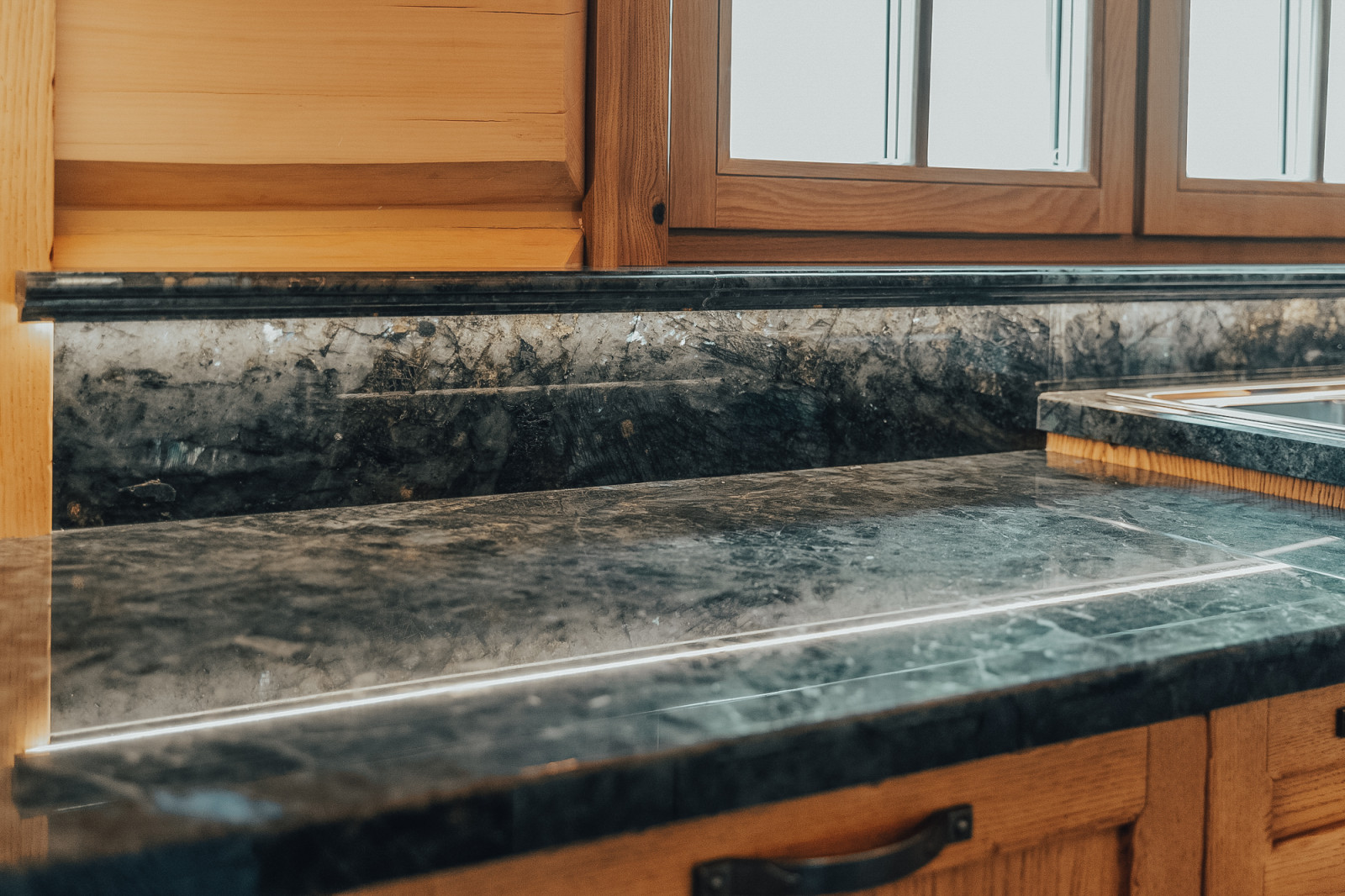 Обложка проекта: Кухня с лабрадоритовой столешницей