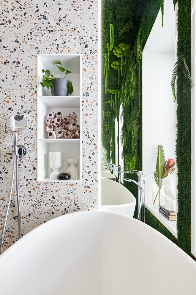 Яркая квартира с желтым диваном и голубой стеной в спальне