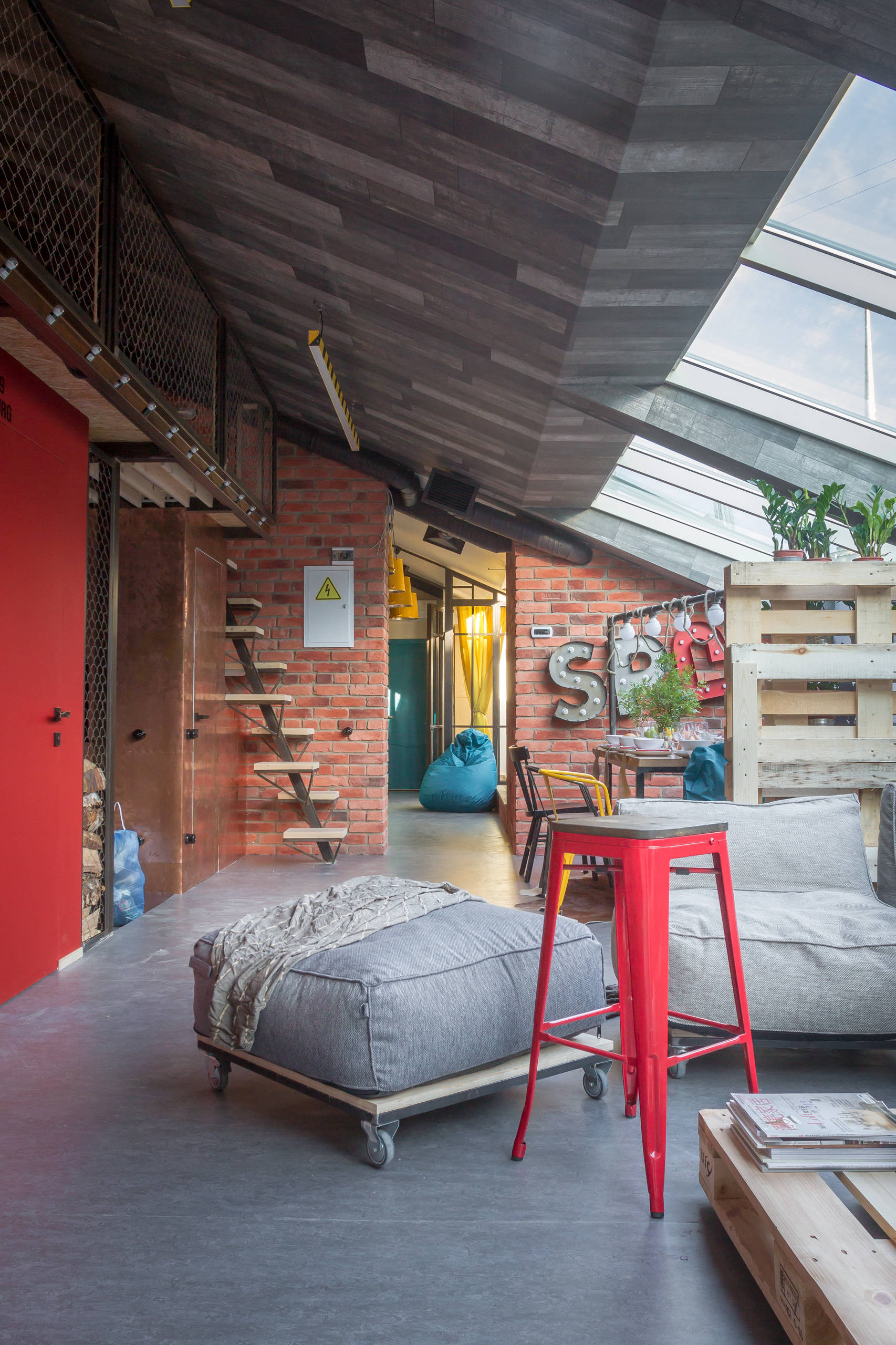 Houzz тур: Лофт на мансардном этаже с видом на крыши Питера