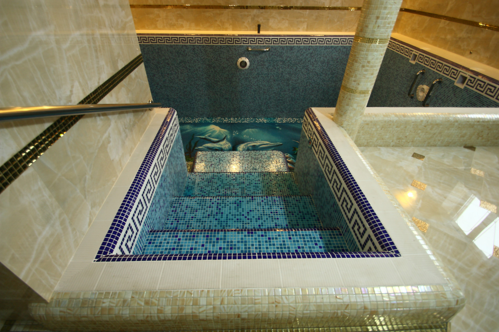 Лестница в бассейн