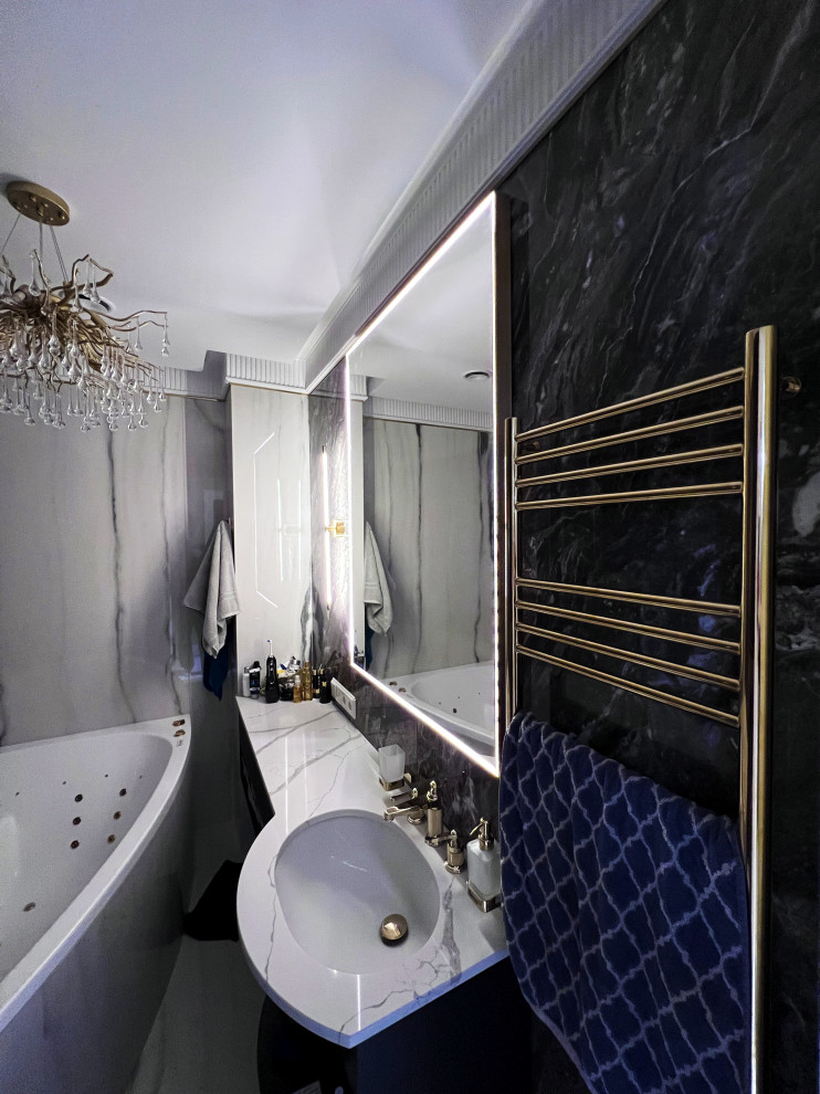 Зеркало в сатинированной раме с подсветкой