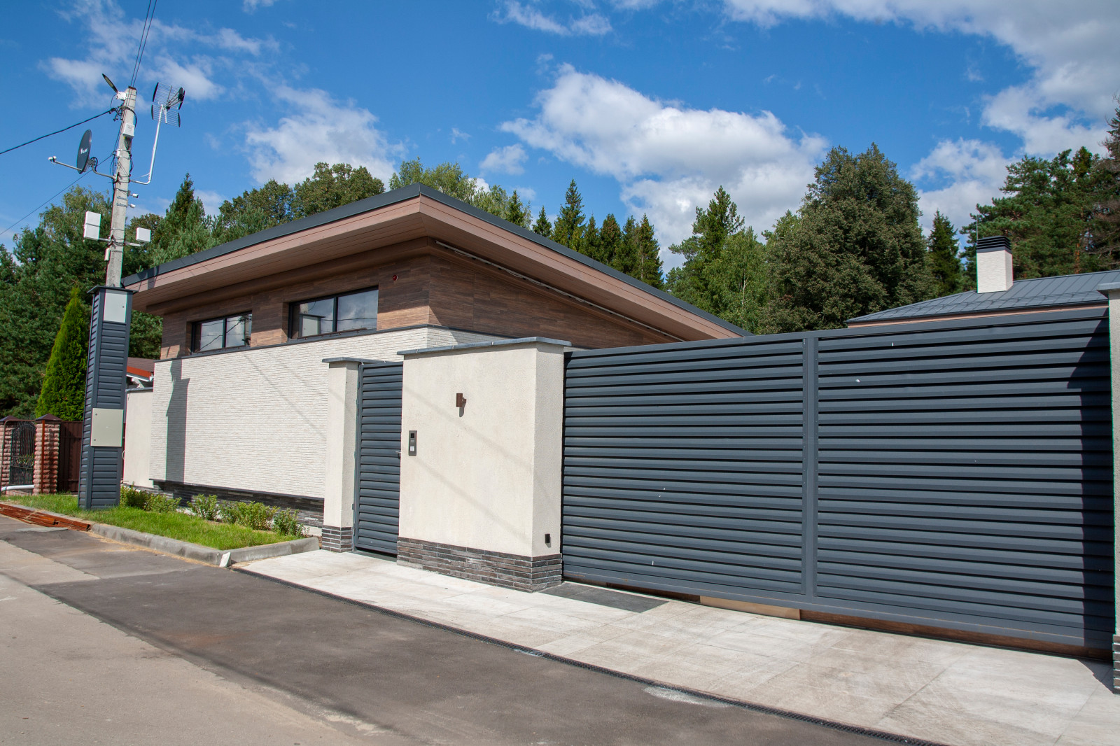 Дом с бассейном и верандой с камином