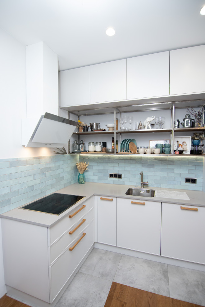 Светлая кухня в неоклассическом стиле