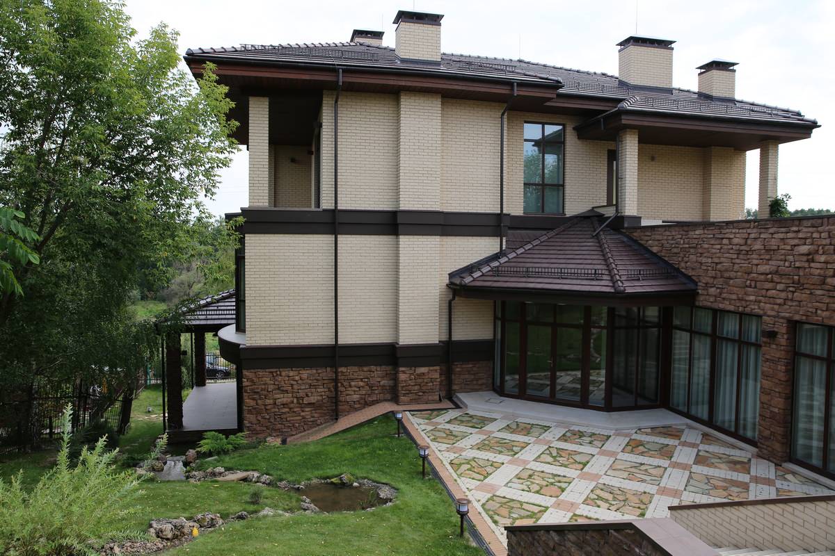 Дом на склоне