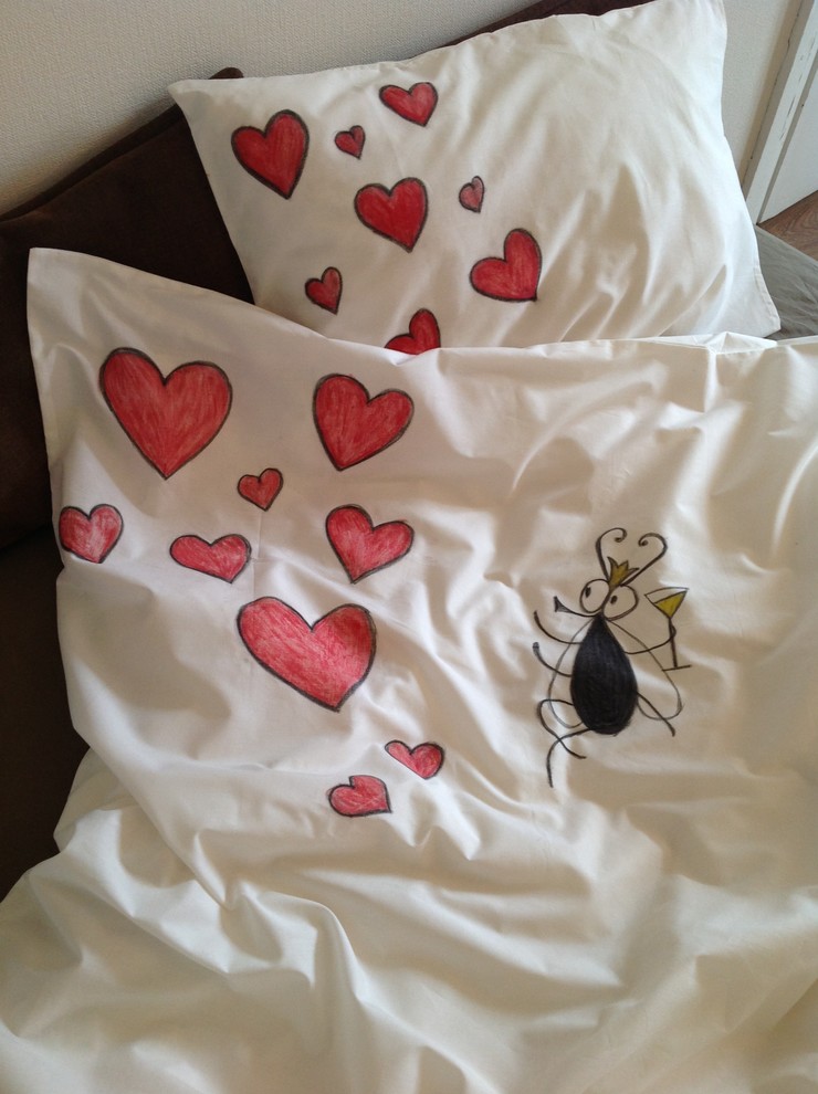 DIY: Постельные сцены — рисунки на ткани своими руками