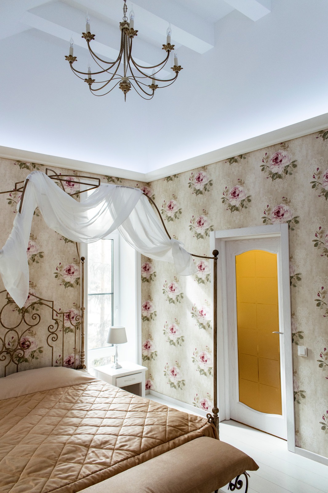 Спальня в светлых тонах.