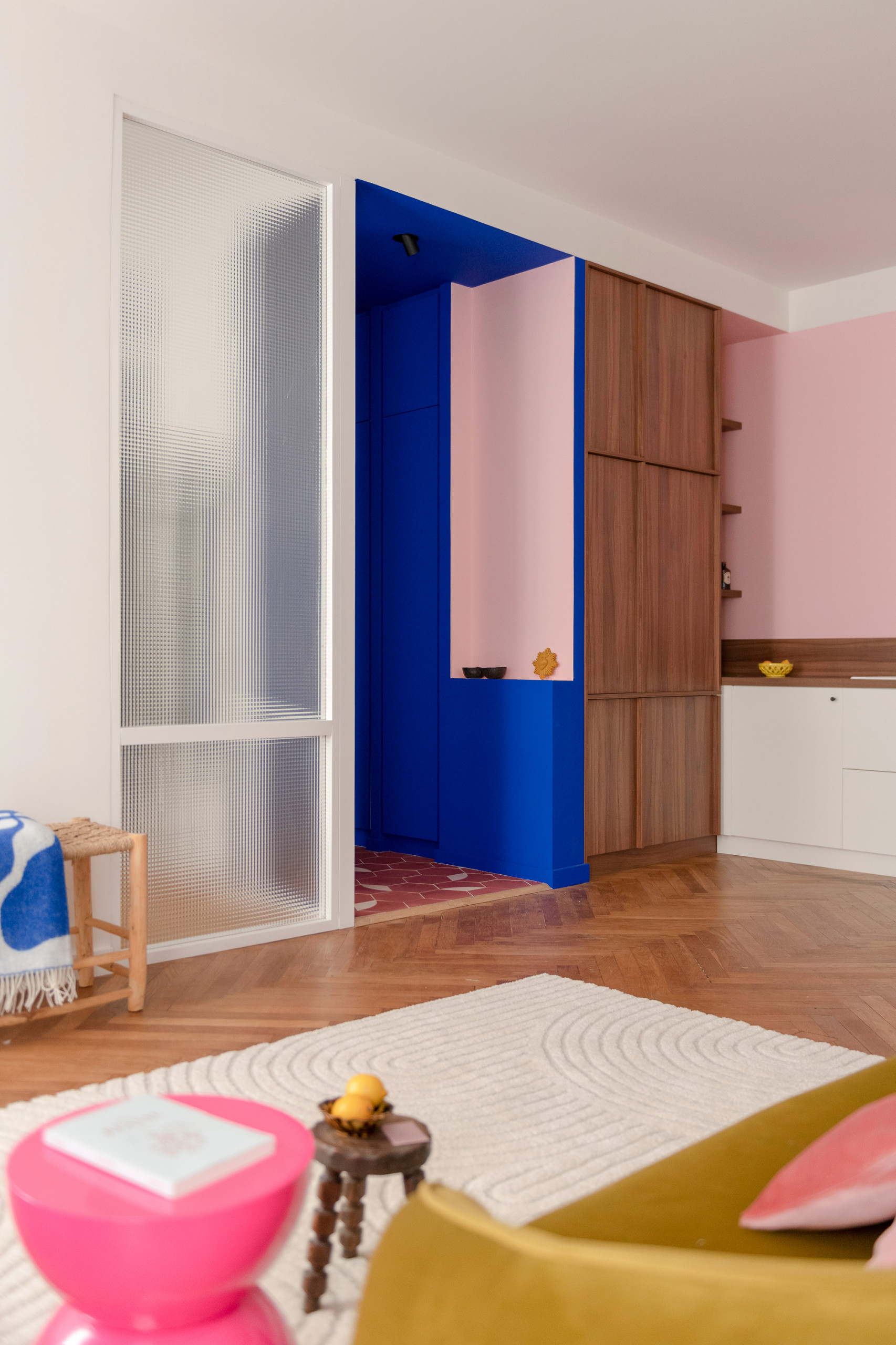 Фотоохота: 27 примеров color-blocking в интерьерах