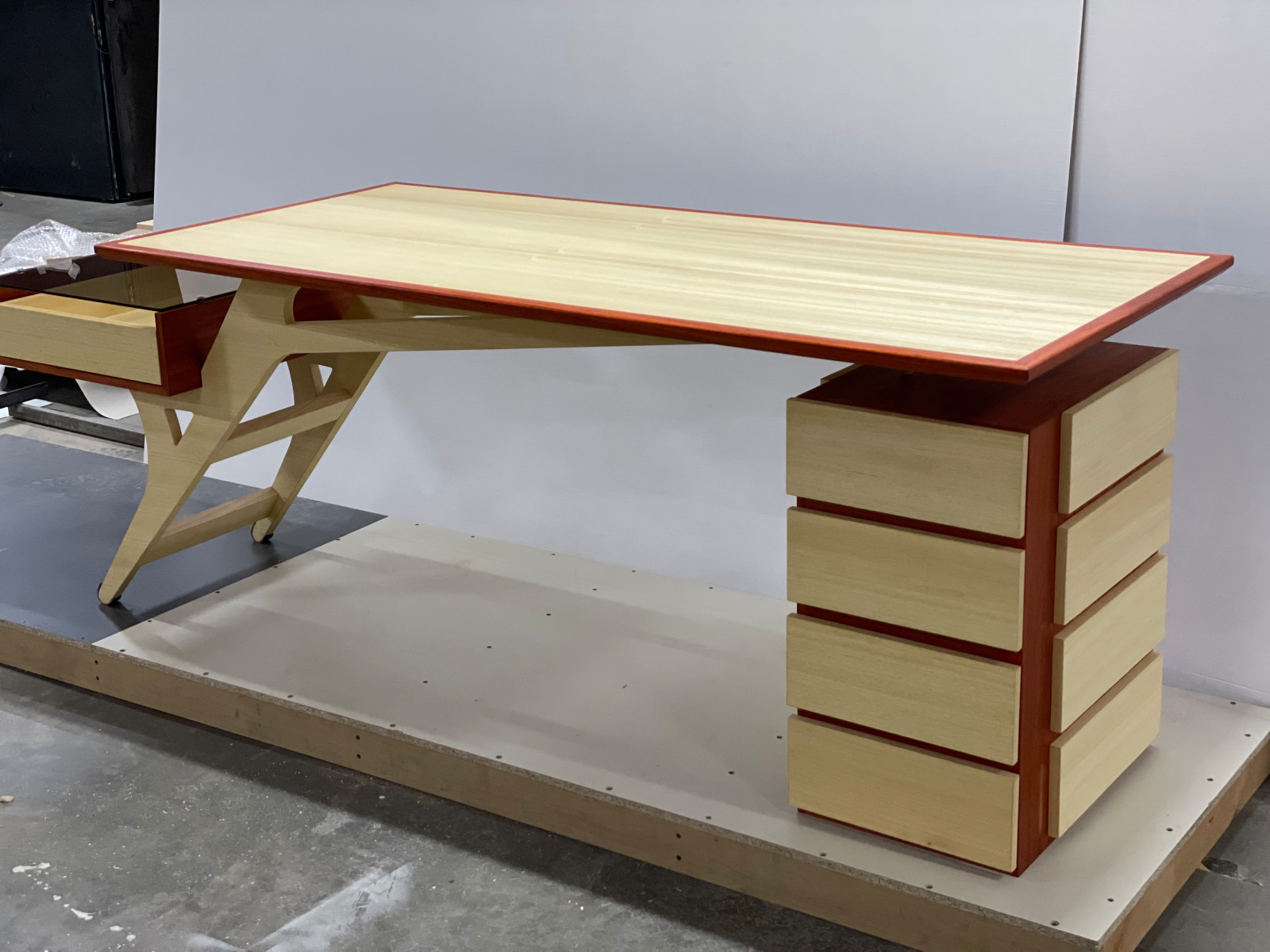 Письменный стол