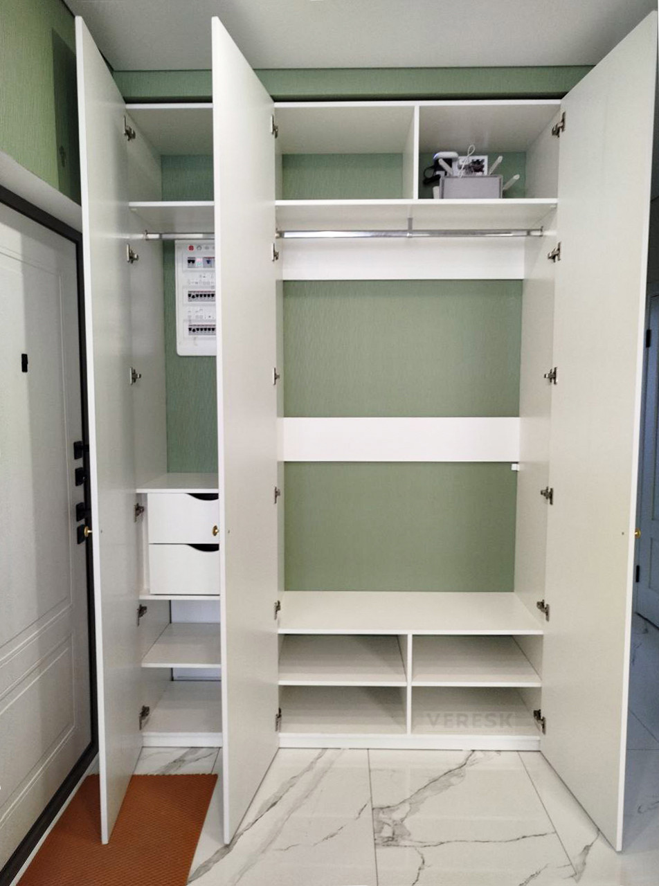 Встроенные распашные шкафы