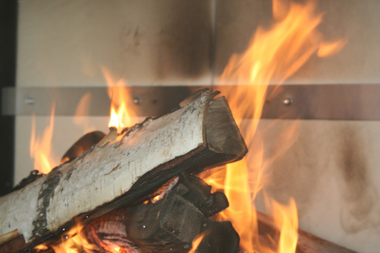 Обложка статьи: Вопрос: Как выбирать дрова для камина