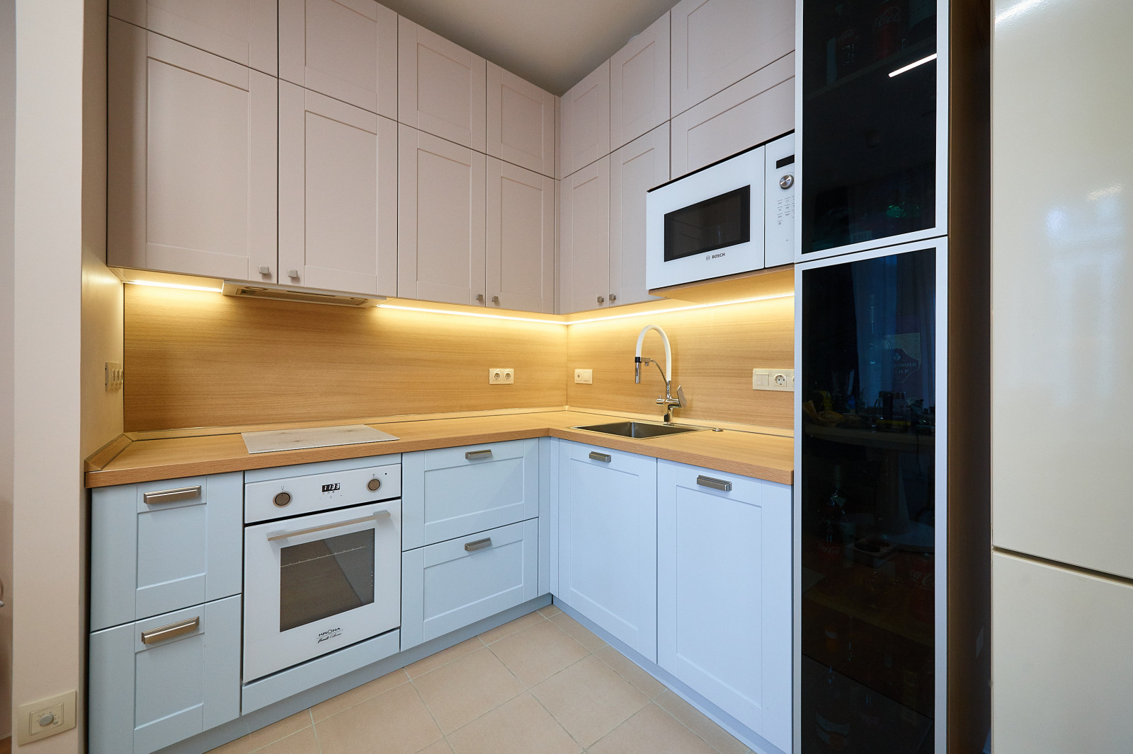 Кухня из эмали и шкаф для хранения