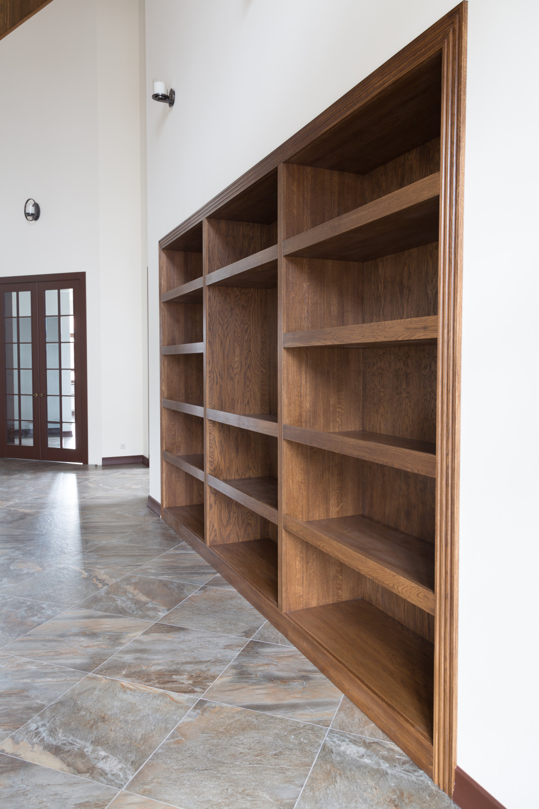 Встроенный открытый шкаф в каминной из дуба в масле