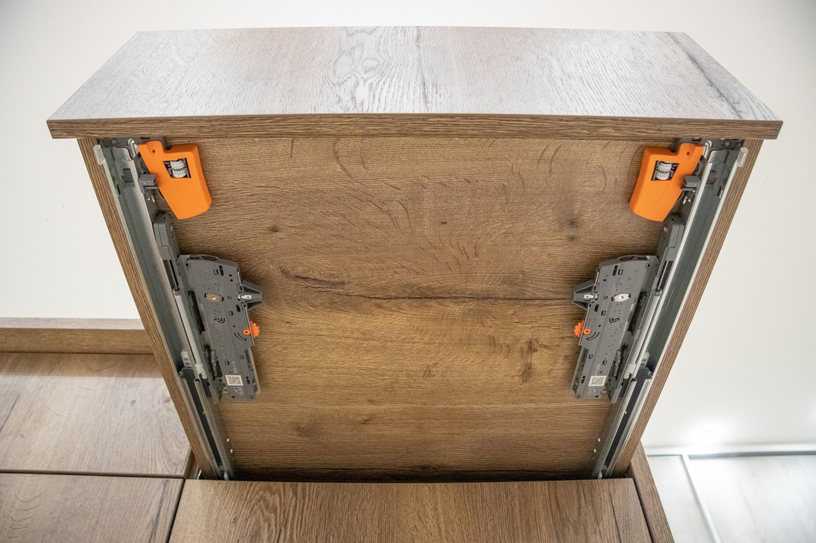 Гардеробная комната на цокольном этаже