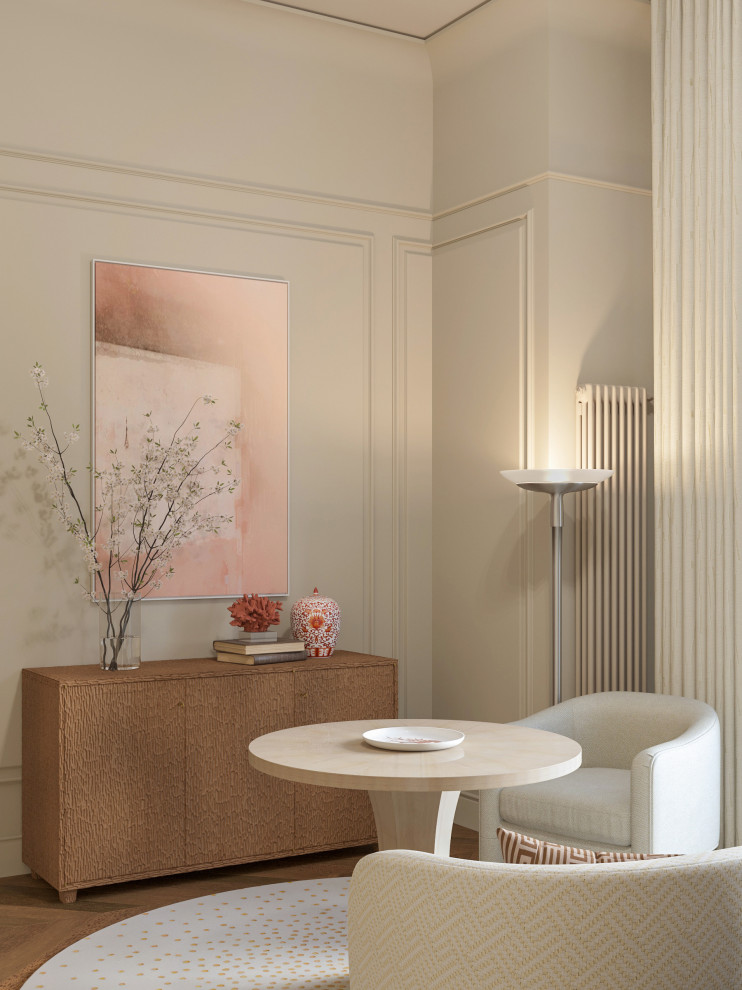 Спальня в доме с арочными окнами.