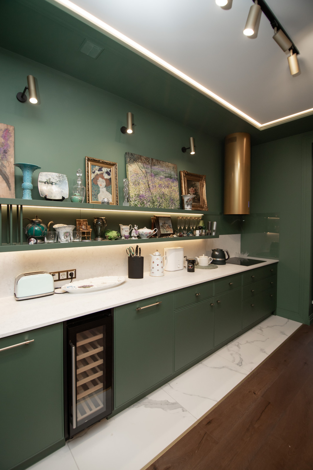 Стильная неоклассическая кухня в темно-изумрудном цвете