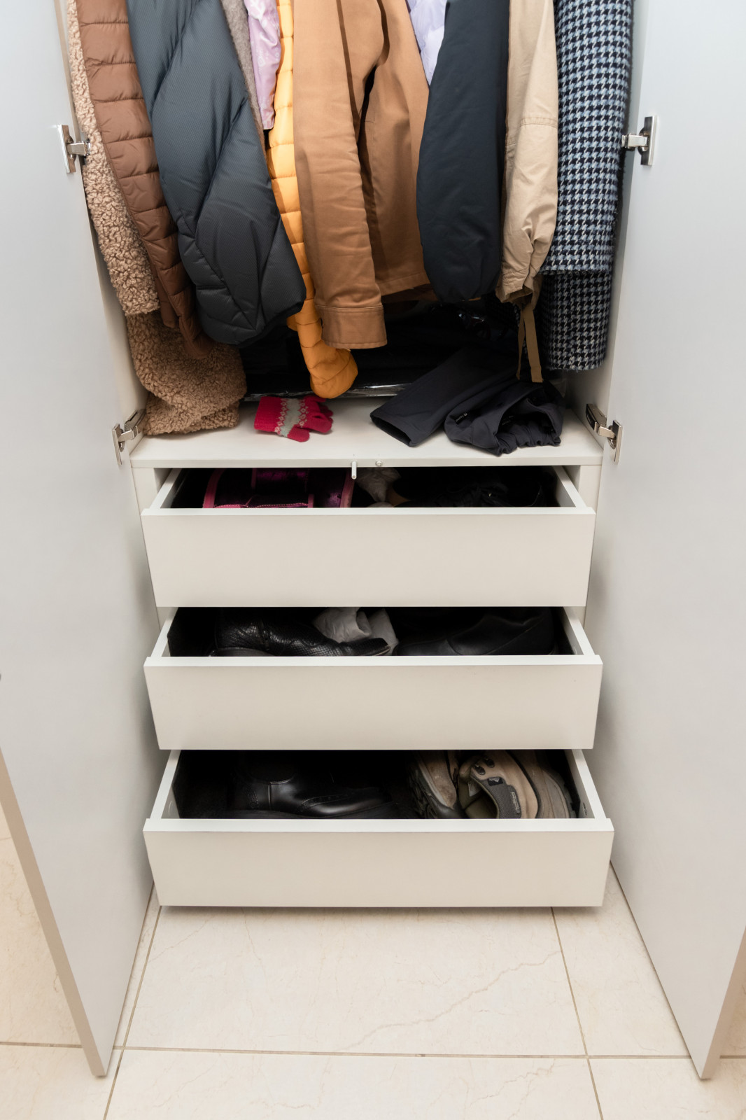 Минималистичные шкафы в прихожую