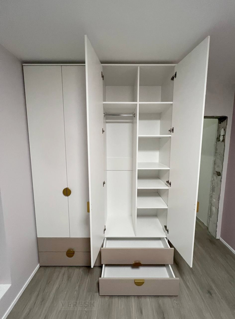 Распашные шкафы