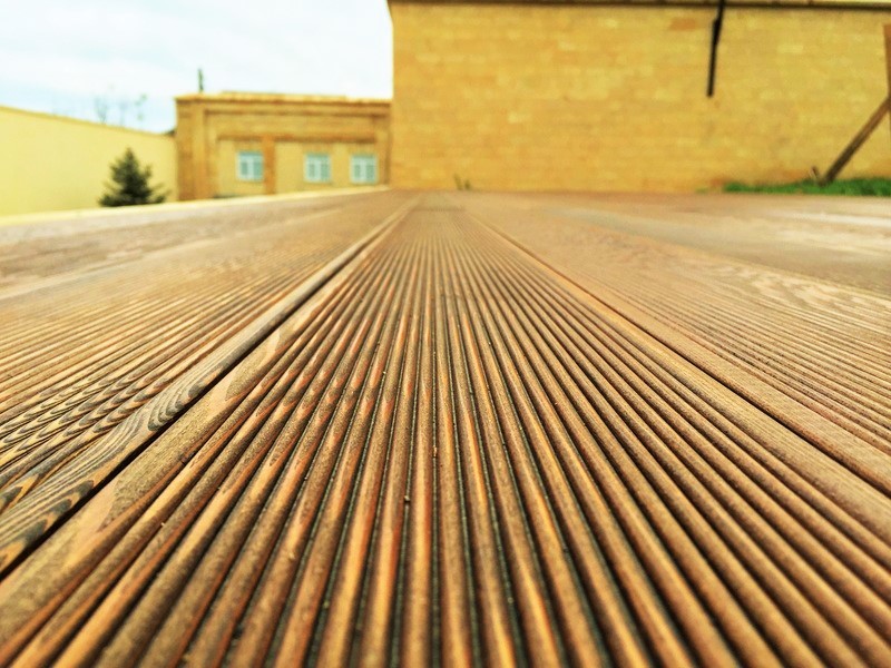 РАБОТЫ ПО МОНТАЖУ ПЛАНКЕНА И ТЕРРСАНОЙ ДОСКИ ИЗ ЛИСТВЕННИЦЫ В ДАГЕСТАНЕ.