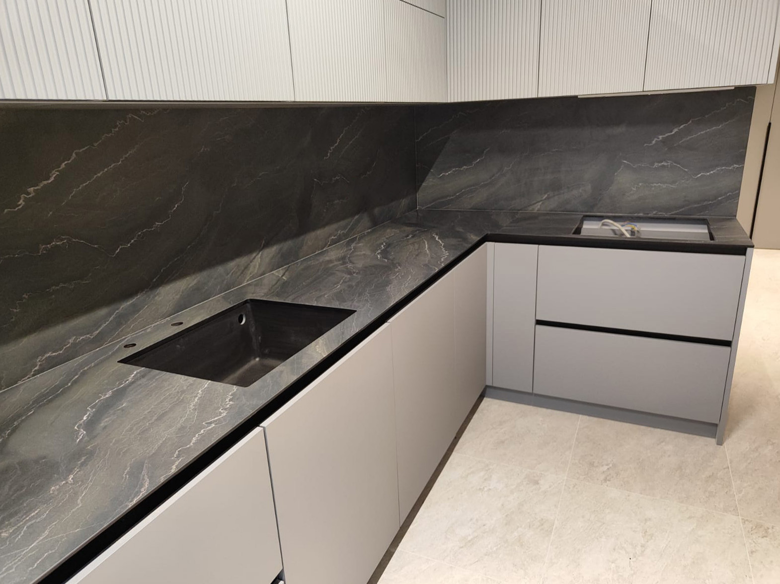 Обложка проекта: Столешница и стеновая панель из HPL пластика под мрамор на кухню